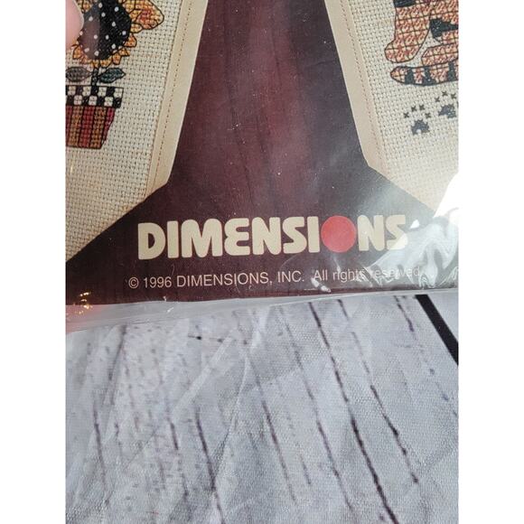 Dimensions 72292 Debbie Mumm the cats rule Front Door Bow Cross Stitch Kit - Picture 5 of 6